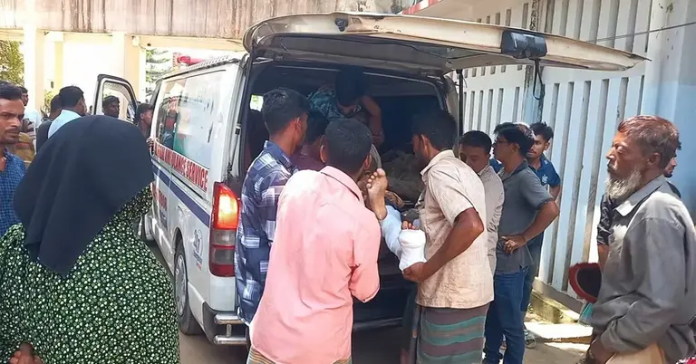 আহতদের হাসপাতালে নেয়া হয়েছে